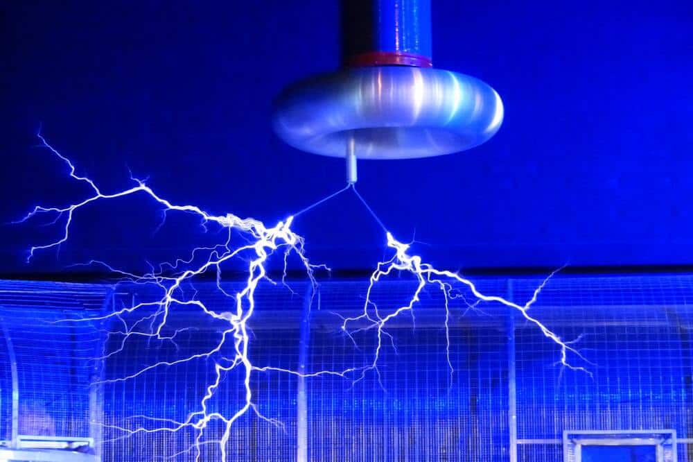 Lee más sobre el artículo ¿Cuántos tipos de carga eléctrica existen y cuáles son?