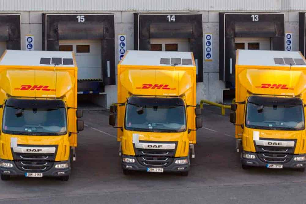 En este momento estás viendo DHL reduce las emisiones del transporte por paneles solares en camiones