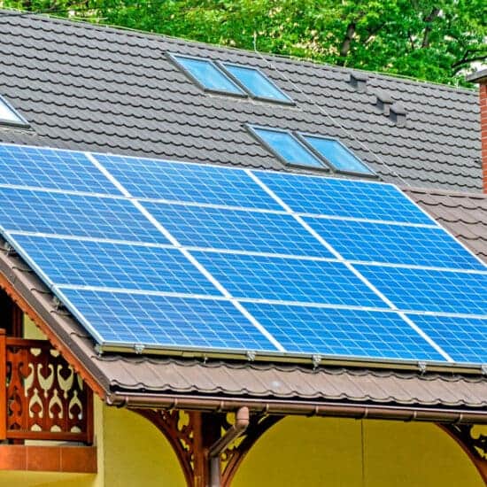 Lee más sobre el artículo ¿Cuál es la diferencia entre un generador solar y un panel solar?
