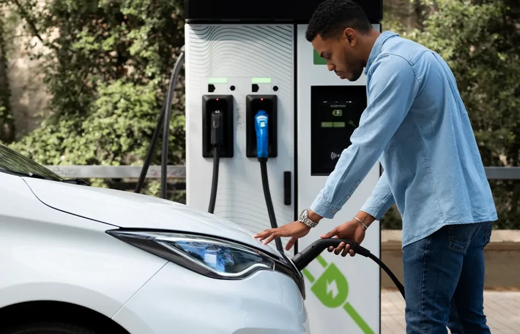 Autonomía energética y sostenibilidad: cómo combinar cargadores eléctricos y soluciones solares