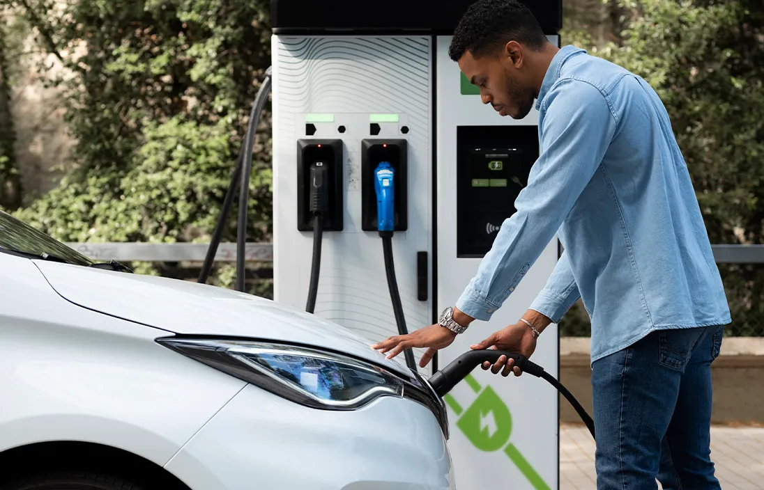 Autonomía energética y sostenibilidad: cómo combinar cargadores eléctricos y soluciones solares